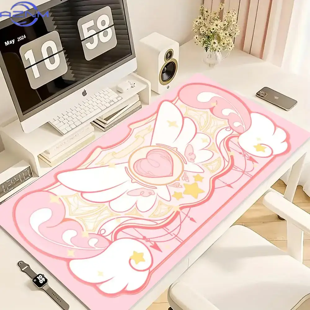 Pc Gaming Pink - アニメ「カードキャプターさくら」のピンクの魔法模様が描かれた、大型の滑り止め加工を施したゲーミングデスクマット。PCゲーム用キーボードパッドとしても使用可能。